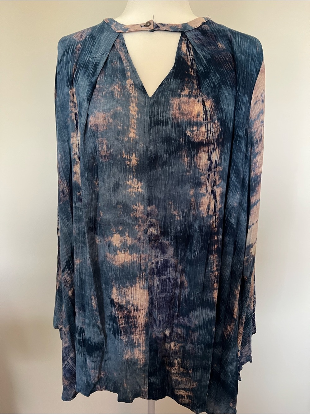 Umgee Navy and Cream Tie-Dye Keyhole Tunic Blouse